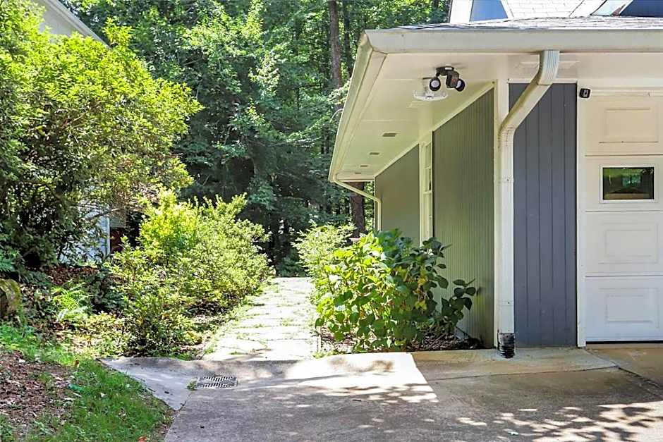 Modern Luxe Family & Groups Friendly Bungalow with Patio & Workspace