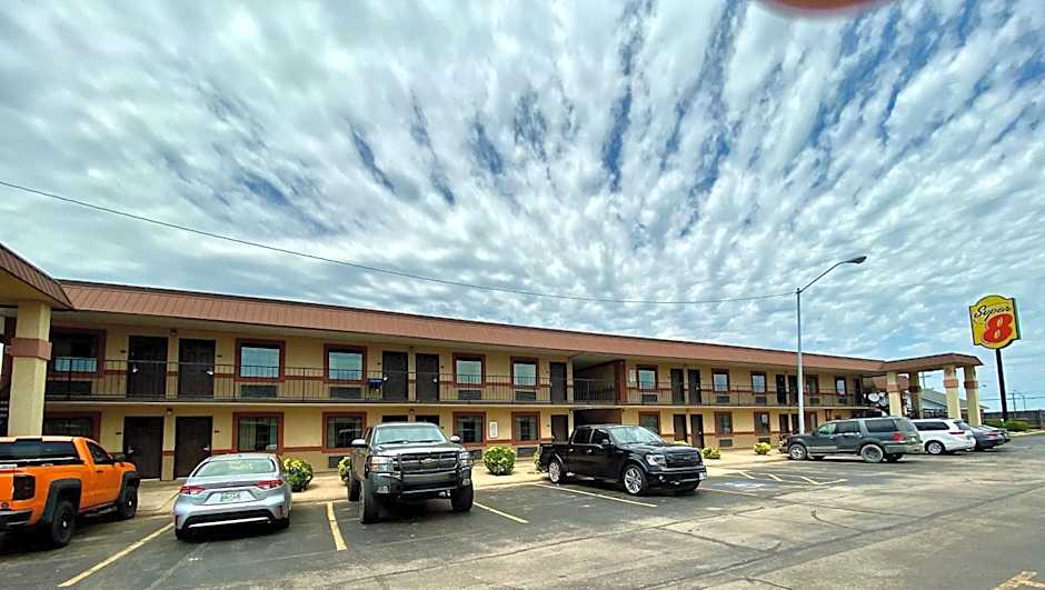 Super 8 by Wyndham Shawnee