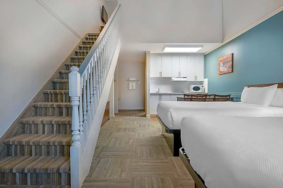 Econo Lodge Inn & Suites