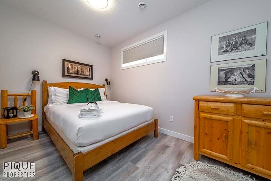 NEW, Mountain Chic Suite, Whyte Avenue, Netflix, WiFi, Sleeps 6
