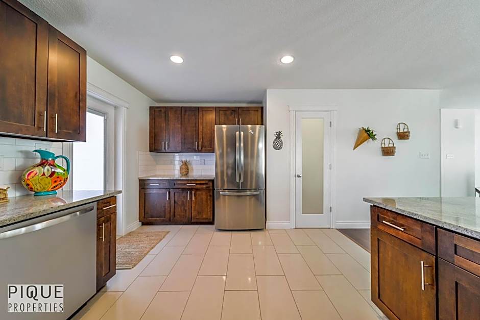 Tropical Oasis - King Beds - Free Netflix & Parking - Fast Wi-Fi