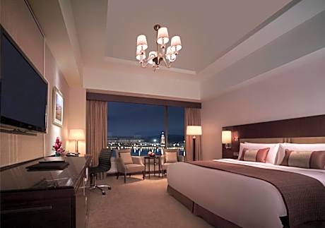 Deluxe King Room with Lake View