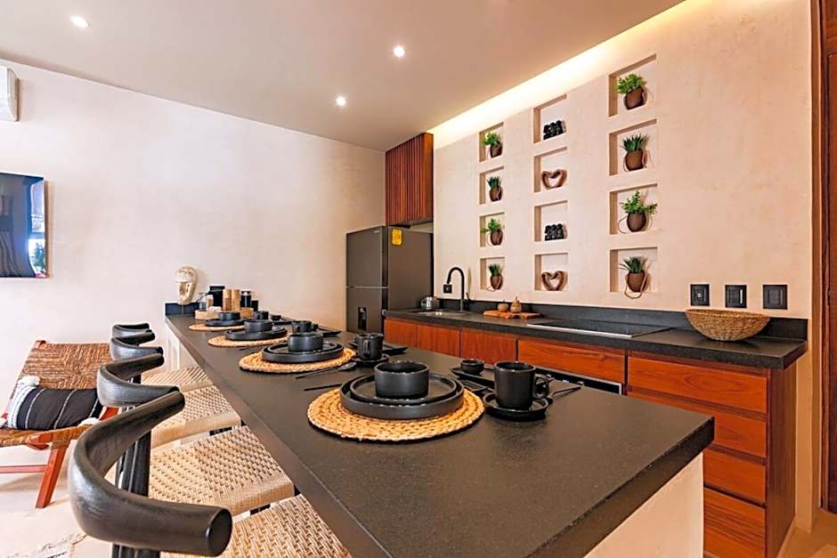 Encanto Luxe Jungle Apt 10min BeachHot TubKing