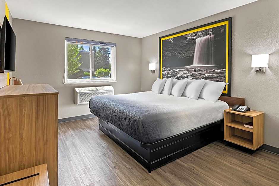 Super 8 by Wyndham Lewiston Auburn Area