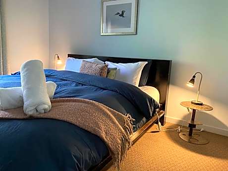 Large Three-Bedroom Cottage with Private Hot Tub - Salt Spring