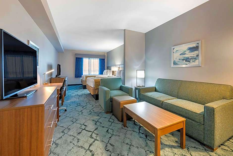 Photo 1 of 4 of 1 Queen Bed with Sofabed Suite