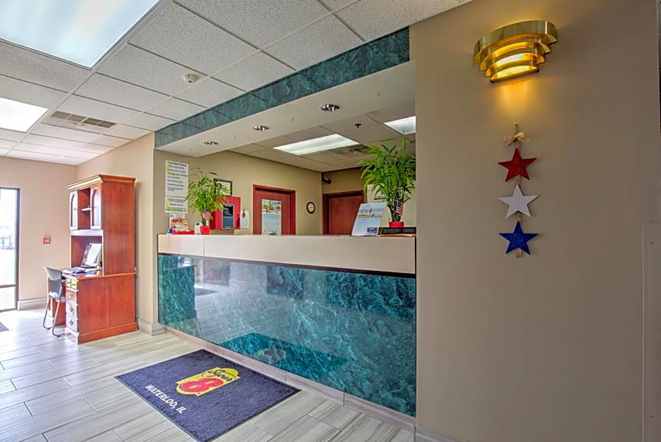 Super 8 by Wyndham Waterloo