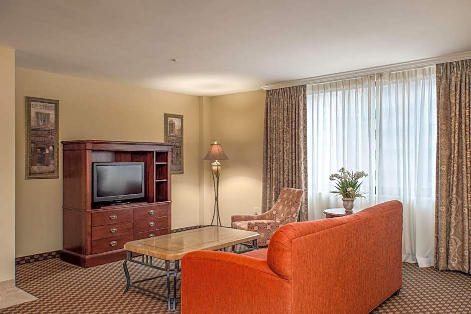 Clarion Collection Arlington Court Suites Hotel