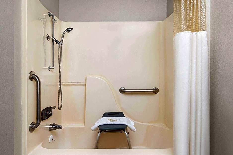 Days Inn and Suites by Wyndham Kansas City South