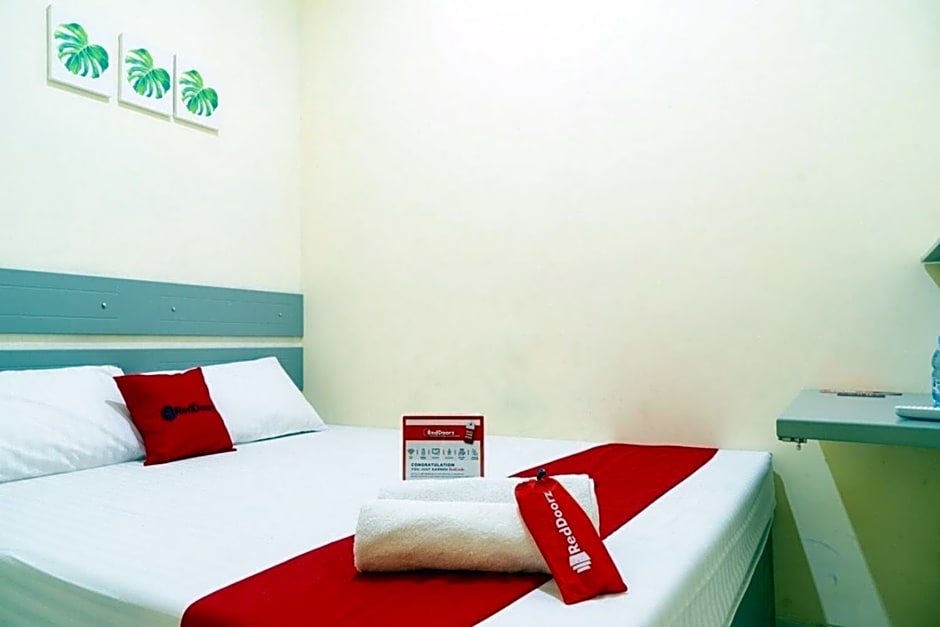 RedDoorz near CBD Ciledug