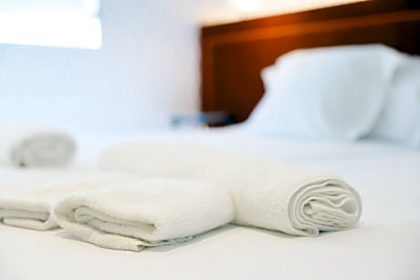 2 BEDROOMS WITH TWIN BEDS