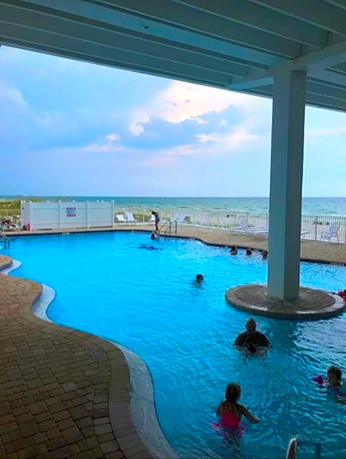COUPLES GETAWAY, HONEYMOON SWEET, Perfectly Cozy Beach Front Condo with kitchen, pool, free parking,CHECK-IN AT DOOR