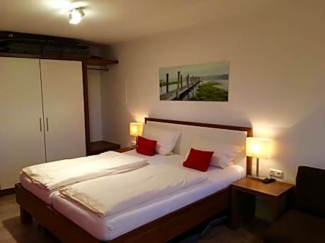 Double Room with Partial Sea View and Balcony - 8