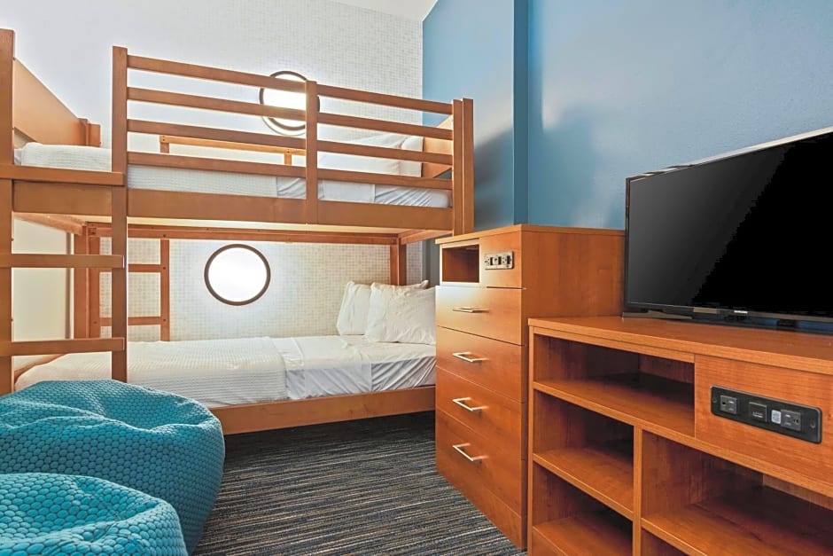 Holiday Inn Express & Suites Orlando- Lake Buena Vista, an IHG Hotel