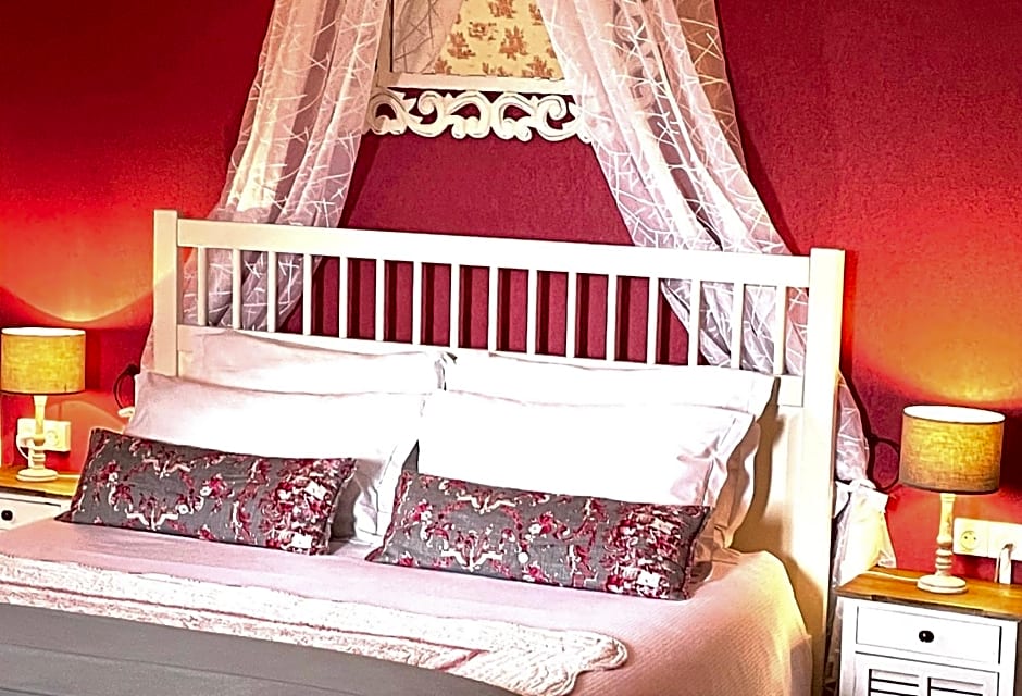 Maison d'hôtes et gîtes La Chouannerie à côté du parc du Puy duFou