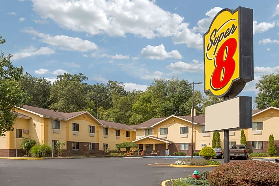 Super 8 by Wyndham Radford VA