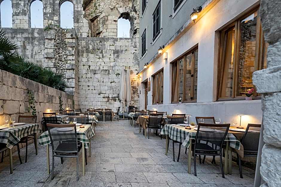 Hotel Peristil