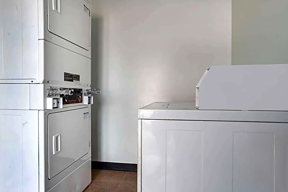 Super 8 by Wyndham Daleville/Fort Novosel