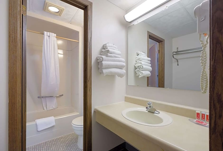ECONO LODGE INN & SUITES