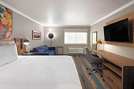 Deluxe Queen Room with Sofa Bed - Non-Smoking