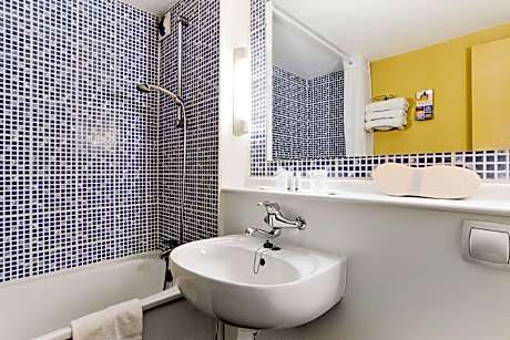 Standard Room - 1 Double Bed 1 Junior Bed Up To 10 Years