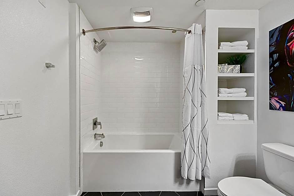 Fairfax District Chic City Oasis 2 BR Apt with Den 136