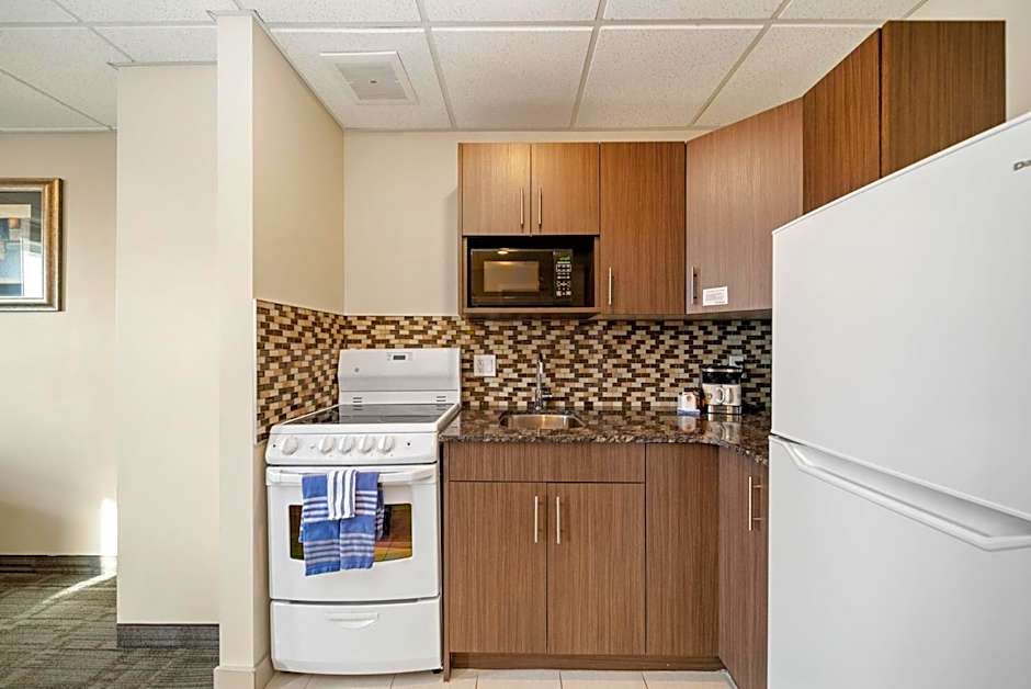 Guest House Inn & Suites