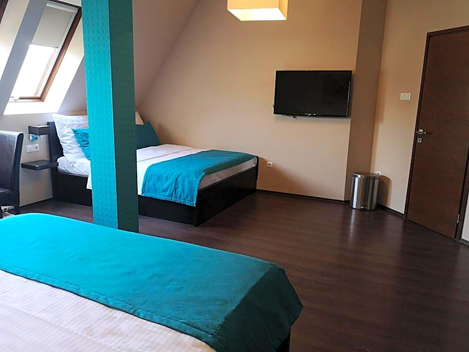 Parton Hotel & Bowling