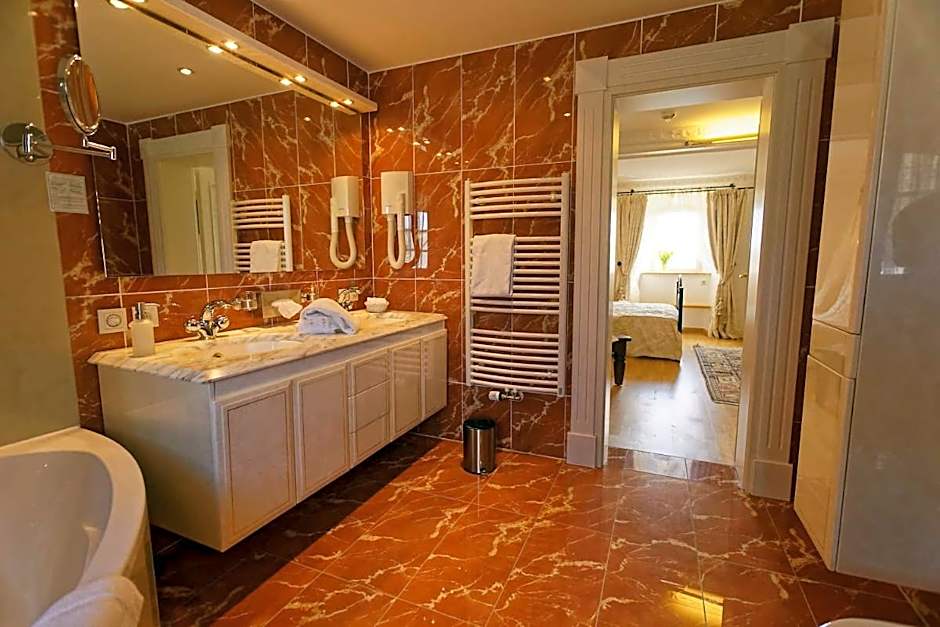 Burghaus & Villa Kronenburg