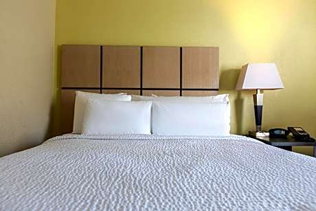 1 Queen Bed Studio Ste Mobil Access Tub