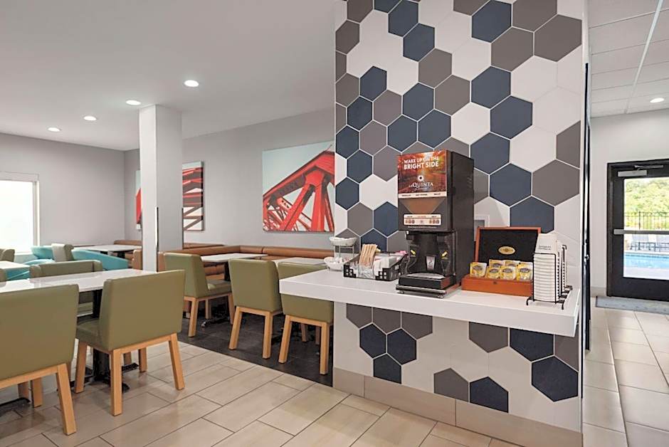 La Quinta Inn & Suites by Wyndham Gonzales