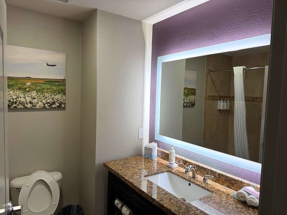 La Quinta Inn & Suites by Wyndham DFW Airport West - Euless
