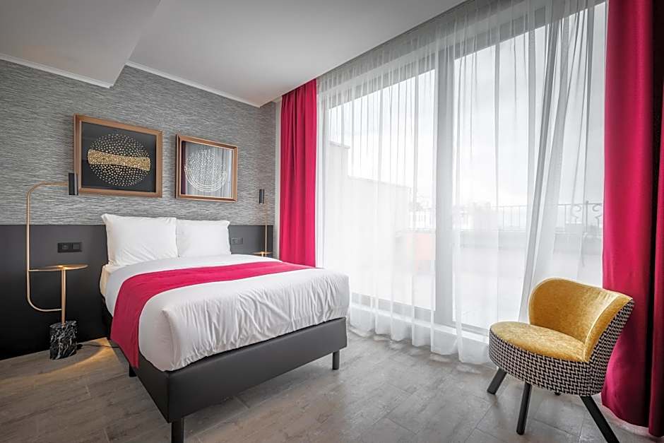 Amory Hotel by Hyllit