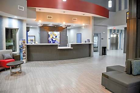 Del-Mar Airport Inn & Suites