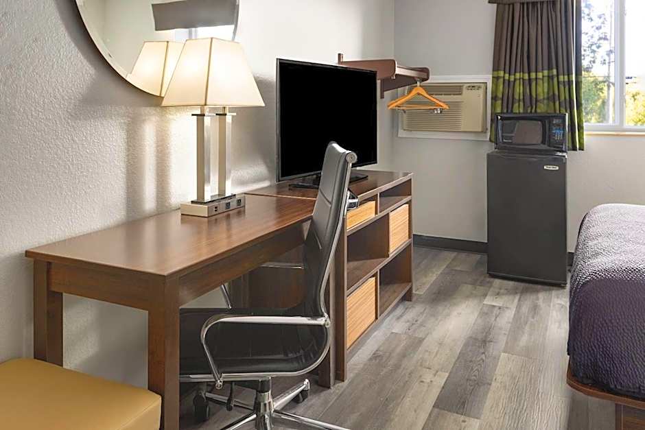 Super 8 by Wyndham Latham/Albany Airport