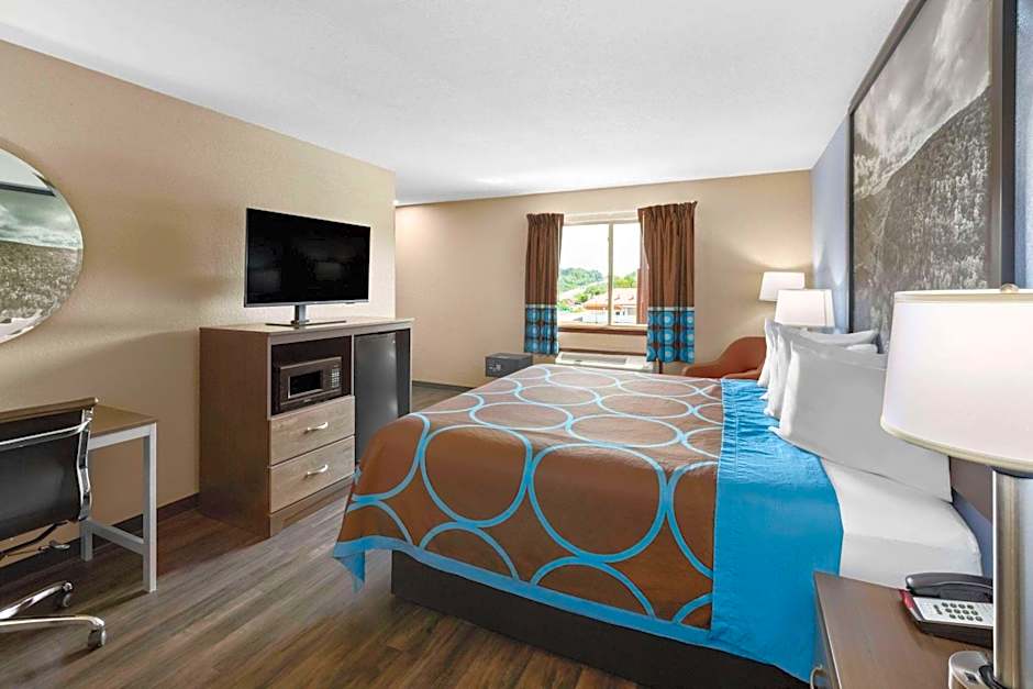 Super 8 by Wyndham Fairmont