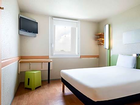 Reduced mobility room with an adapted large bed