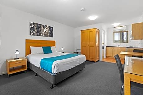 Queen Room with Kitchenette Facilities