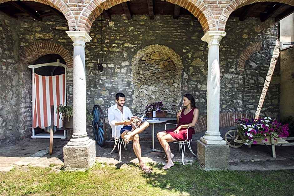 International au Lac Historic Lakeside Hotel