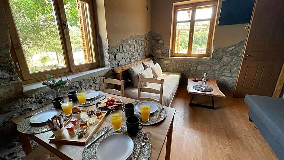 Foto 1 di 50 di PETRASTERO Mountain Retreat-Agrafa Greece