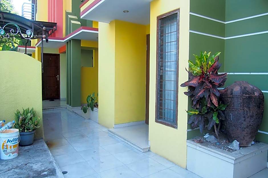 OYO Life 90646 Villa Karsinem Pasuruan