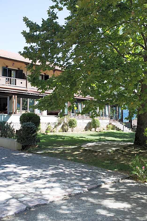 Country Club Hotel & Suites