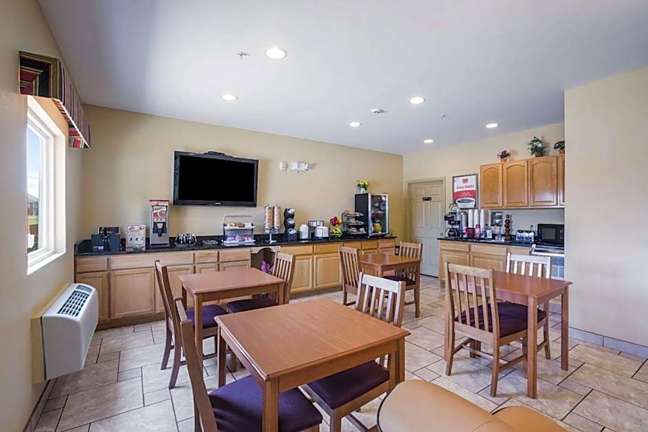 Econo Lodge Inn & Suites