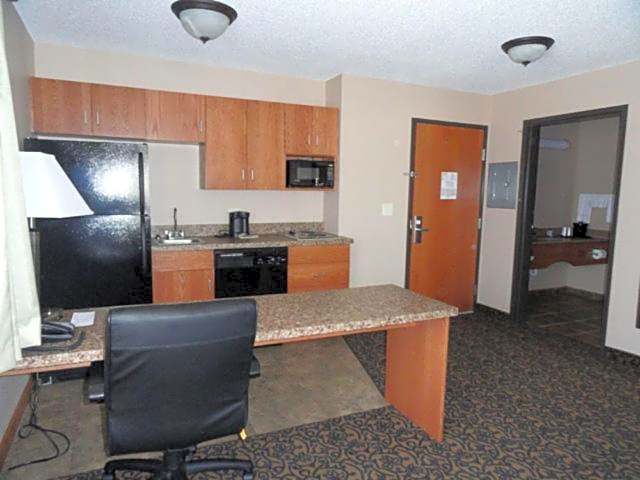 Canby Inn and Suites
