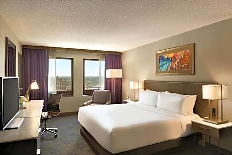 King Room - Mobility Access/Roll in Shower - Non-Smoking