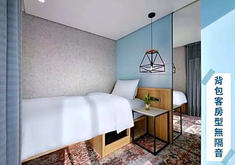 Single Bed in 6-Bed Male Dormitory Room with Shared Bathroom