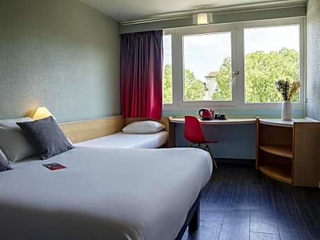 Standard Room with One Double Bed and One Single Bed