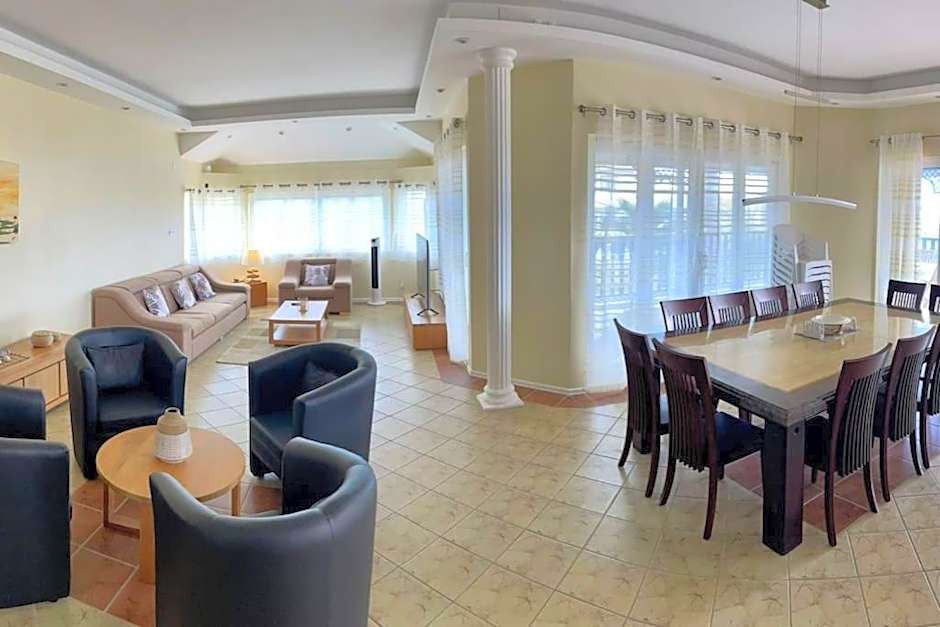 Villa Aglaia mit Pool, Garten und Palmen