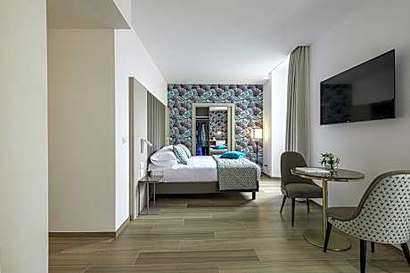 Deluxe Double Room with Side Sea View