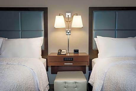 2 Queens Mobility Access W/Tub Nonsmoking